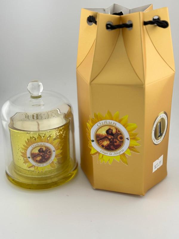 Vela Aromatizada para la Santa Oshun la reina de la alegría y el amor, de cristal, en caja de regalo dorada y aromatizada. Perfecta para regalos y ceremonias.