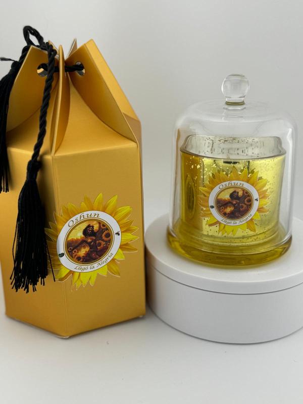 Vela Aromatizada para la Santa Oshun la reina de la alegría y el amor, de cristal, en caja de regalo dorada y aromatizada. Perfecta para regalos y ceremonias.