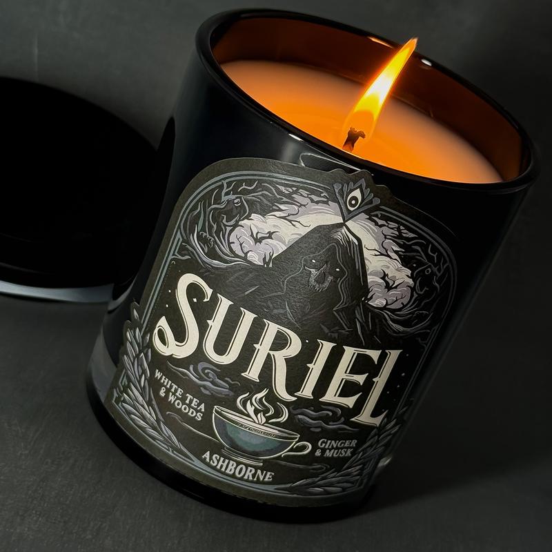 Suriel - ACOTAR inspired 8oz Scented Candle - White Tea, Woods, Ginger, Musk - Natural Coconut Wax - 35 h Burn Time - Premium Foil Label - Dark Decor