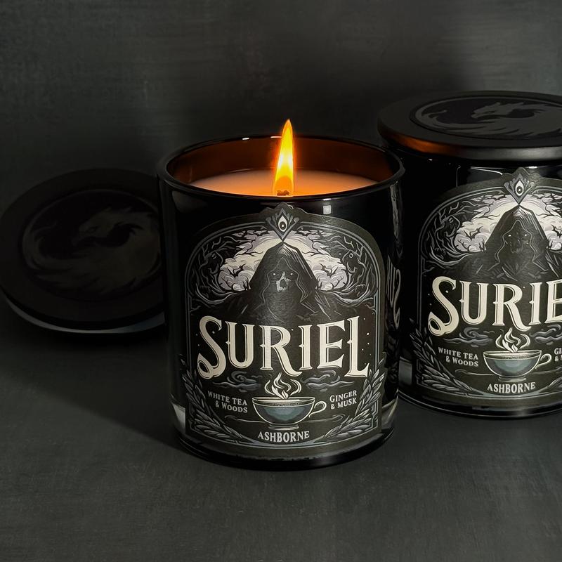 Suriel - ACOTAR inspired 8oz Scented Candle - White Tea, Woods, Ginger, Musk - Natural Coconut Wax - 35 h Burn Time - Premium Foil Label - Dark Decor