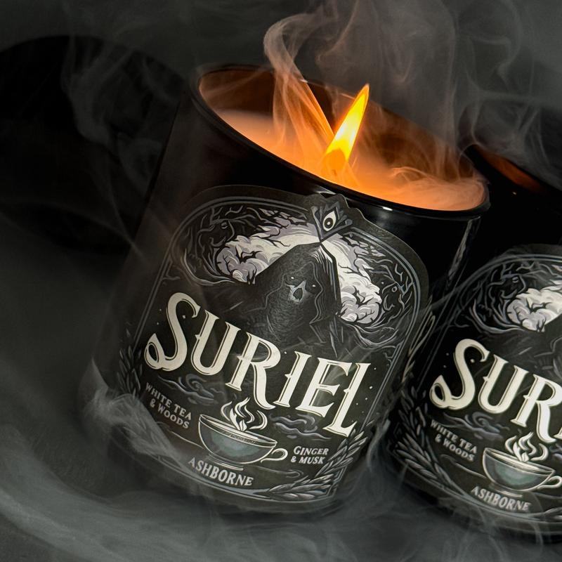 Suriel - ACOTAR inspired 8oz Scented Candle - White Tea, Woods, Ginger, Musk - Natural Coconut Wax - 35 h Burn Time - Premium Foil Label - Dark Decor